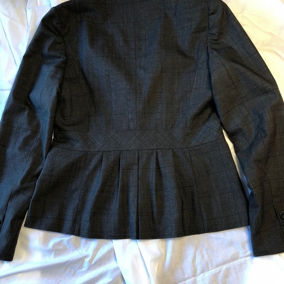Unworn Banana Republic gray blazer with pleats - Picture 5 of 8